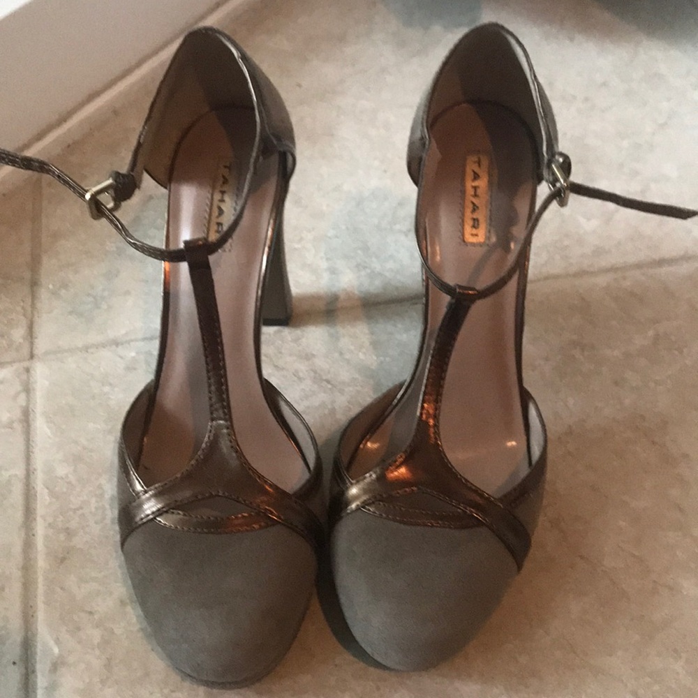 Tahari Angela Suede Heels size 7.5